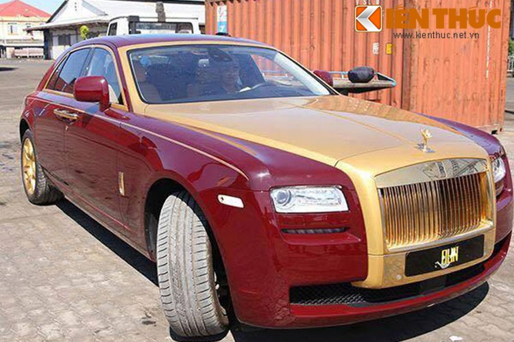 Siêu xe sang  Rolls-Royce Ghost mạ vàng trị giá 40 tỷ đồng thời gian vừa qua thường xuất hiện trên đường phố. Chiếc siêu xe này được đồn đoán thuộc quyền sở hữu của Bầu Hiển - Tổng giám đốc Công ty cổ phần Tập đoàn T&amp;T.